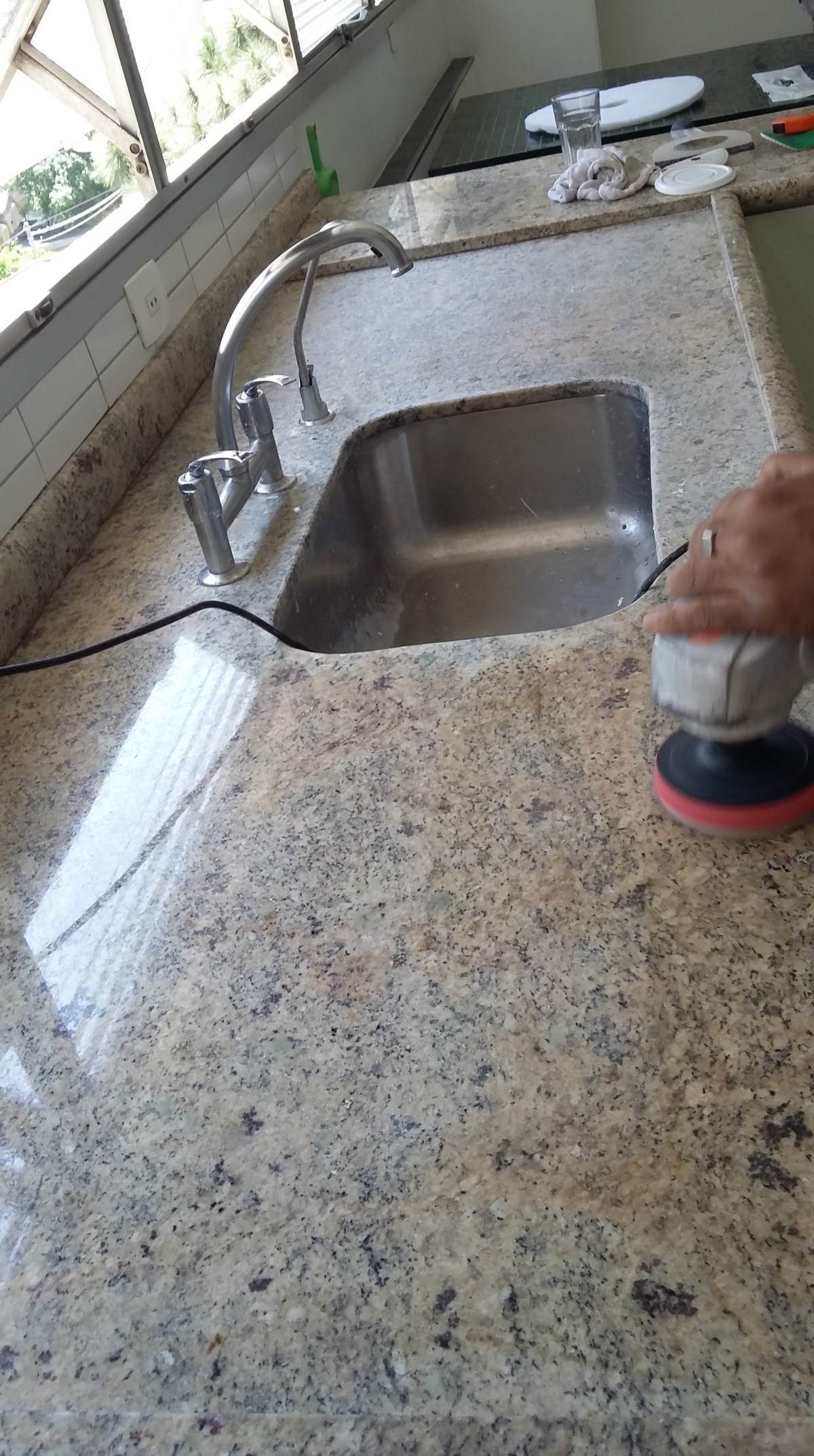 Polimento em Pia de Mármore: Como Remover Manchas e Restaurar a Elegância da sua&nbsp;Bancada