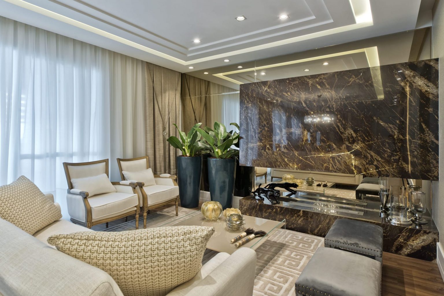 💎 Polimento e Restauração de Pedras Naturais em São Paulo
Recupere o brilho luxuoso do seu patrimônio com quem entende de restauração mineral.
Se o seu piso ou bancada perdeu o reflexo, apresenta riscos ou manchas de uso, você não precisa trocar o revestimento. A JM Polimento, liderada pelo especialista Joel Matos, oferece a solução definitiva em polimento de mármores, granitos, granilites e quartzitos na capital paulista.
Por que escolher o Polimento Diamantado da JM Polimento?
Diferente de empresas que aplicam ceras temporárias, nosso método é baseado em engenharia e tecnologia. Utilizamos o sistema de polimento a úmido (sem pó), garantindo uma obra limpa e um resultado de alto padrão.
Restauração Profunda: Eliminamos riscos, porosidade e imperfeições através da lapidação com discos diamantados.
Cristalização e Vitrificação: Fechamos os poros da pedra e "puxamos" o brilho natural, criando uma superfície espelhada e resistente ao tráfego.
Impermeabilização Técnica: Blindamos sua pedra contra infiltrações, óleos e manchas domésticas (café, vinho, gordura).
Consultoria Técnica e Orçamentos em SP
Atendemos residências de alto padrão, áreas comerciais e condomínios em todas as regiões de São Paulo (Jardins, Moema, Morumbi, Tatuapé e Centro). Oferecemos uma análise detalhada para identificar o melhor tratamento para o seu tipo específico de pedra, garantindo o melhor custo-benefício da capital.
Qualidade, pontualidade e 22 anos de experiência a serviço do seu piso.