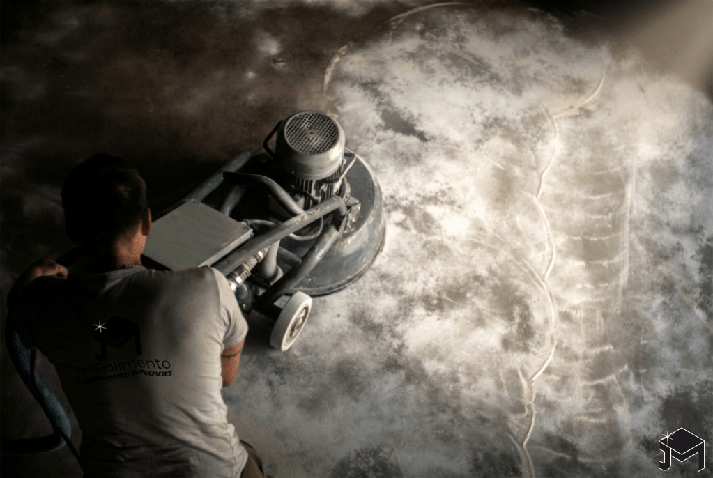 💎 Polimento e Restauração de Pedras Naturais em São Paulo
Recupere o brilho luxuoso do seu patrimônio com quem entende de restauração mineral.
Se o seu piso ou bancada perdeu o reflexo, apresenta riscos ou manchas de uso, você não precisa trocar o revestimento. A JM Polimento, liderada pelo especialista Joel Matos, oferece a solução definitiva em polimento de mármores, granitos, granilites e quartzitos na capital paulista.
Por que escolher o Polimento Diamantado da JM Polimento?
Diferente de empresas que aplicam ceras temporárias, nosso método é baseado em engenharia e tecnologia. Utilizamos o sistema de polimento a úmido (sem pó), garantindo uma obra limpa e um resultado de alto padrão.
Restauração Profunda: Eliminamos riscos, porosidade e imperfeições através da lapidação com discos diamantados.
Cristalização e Vitrificação: Fechamos os poros da pedra e "puxamos" o brilho natural, criando uma superfície espelhada e resistente ao tráfego.
Impermeabilização Técnica: Blindamos sua pedra contra infiltrações, óleos e manchas domésticas (café, vinho, gordura).
Consultoria Técnica e Orçamentos em SP
Atendemos residências de alto padrão, áreas comerciais e condomínios em todas as regiões de São Paulo (Jardins, Moema, Morumbi, Tatuapé e Centro). Oferecemos uma análise detalhada para identificar o melhor tratamento para o seu tipo específico de pedra, garantindo o melhor custo-benefício da capital.
Qualidade, pontualidade e 22 anos de experiência a serviço do seu piso.