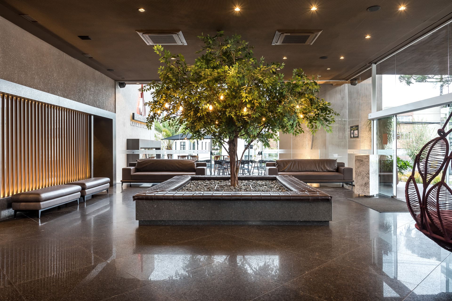 💎 Polimento e Restauração de Pedras Naturais em São Paulo
Recupere o brilho luxuoso do seu patrimônio com quem entende de restauração mineral.
Se o seu piso ou bancada perdeu o reflexo, apresenta riscos ou manchas de uso, você não precisa trocar o revestimento. A JM Polimento, liderada pelo especialista Joel Matos, oferece a solução definitiva em polimento de mármores, granitos, granilites e quartzitos na capital paulista.
Por que escolher o Polimento Diamantado da JM Polimento?
Diferente de empresas que aplicam ceras temporárias, nosso método é baseado em engenharia e tecnologia. Utilizamos o sistema de polimento a úmido (sem pó), garantindo uma obra limpa e um resultado de alto padrão.
Restauração Profunda: Eliminamos riscos, porosidade e imperfeições através da lapidação com discos diamantados.
Cristalização e Vitrificação: Fechamos os poros da pedra e "puxamos" o brilho natural, criando uma superfície espelhada e resistente ao tráfego.
Impermeabilização Técnica: Blindamos sua pedra contra infiltrações, óleos e manchas domésticas (café, vinho, gordura).
Consultoria Técnica e Orçamentos em SP
Atendemos residências de alto padrão, áreas comerciais e condomínios em todas as regiões de São Paulo (Jardins, Moema, Morumbi, Tatuapé e Centro). Oferecemos uma análise detalhada para identificar o melhor tratamento para o seu tipo específico de pedra, garantindo o melhor custo-benefício da capital.
Qualidade, pontualidade e 22 anos de experiência a serviço do seu piso.