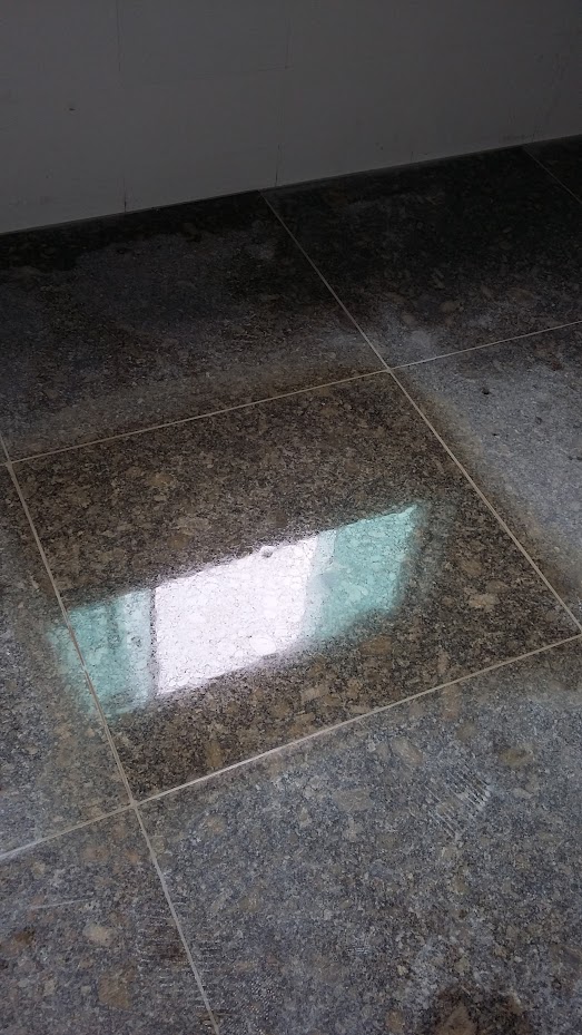 💎 Polimento e Restauração de Pedras Naturais em São Paulo
Recupere o brilho luxuoso do seu patrimônio com quem entende de restauração mineral.
Se o seu piso ou bancada perdeu o reflexo, apresenta riscos ou manchas de uso, você não precisa trocar o revestimento. A JM Polimento, liderada pelo especialista Joel Matos, oferece a solução definitiva em polimento de mármores, granitos, granilites e quartzitos na capital paulista.
Por que escolher o Polimento Diamantado da JM Polimento?
Diferente de empresas que aplicam ceras temporárias, nosso método é baseado em engenharia e tecnologia. Utilizamos o sistema de polimento a úmido (sem pó), garantindo uma obra limpa e um resultado de alto padrão.
Restauração Profunda: Eliminamos riscos, porosidade e imperfeições através da lapidação com discos diamantados.
Cristalização e Vitrificação: Fechamos os poros da pedra e "puxamos" o brilho natural, criando uma superfície espelhada e resistente ao tráfego.
Impermeabilização Técnica: Blindamos sua pedra contra infiltrações, óleos e manchas domésticas (café, vinho, gordura).
Consultoria Técnica e Orçamentos em SP
Atendemos residências de alto padrão, áreas comerciais e condomínios em todas as regiões de São Paulo (Jardins, Moema, Morumbi, Tatuapé e Centro). Oferecemos uma análise detalhada para identificar o melhor tratamento para o seu tipo específico de pedra, garantindo o melhor custo-benefício da capital.
Qualidade, pontualidade e 22 anos de experiência a serviço do seu piso.